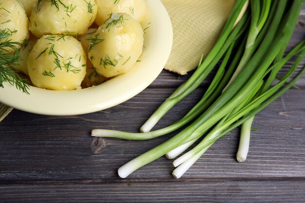 Patatas hervidas con verduras en un tazón en la mesa de cerca