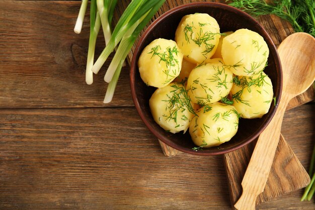 Patatas hervidas con verduras en un tazón en la mesa de cerca