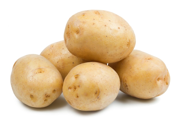 Patatas maduras aislado sobre fondo blanco.