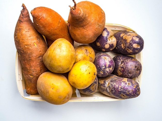 Patatas mixtas de color amarillo, violeta, naranja, tipo de patata pequeña y rechoncha en forma de dedo que puede ser cualquier cultivo de patata patrimonial