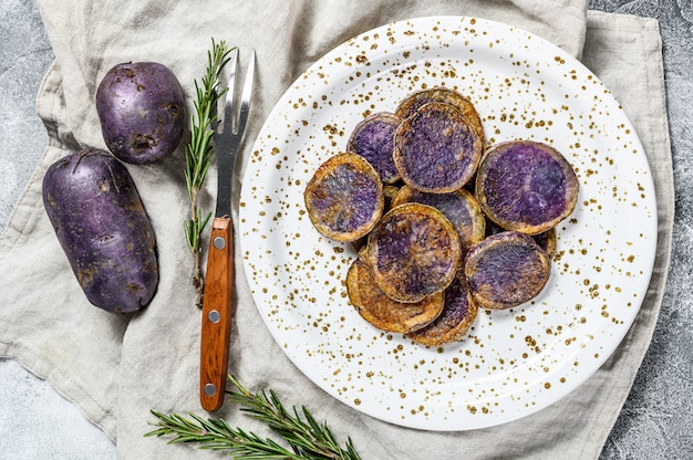 Patatas moradas al horno con sal rosa.