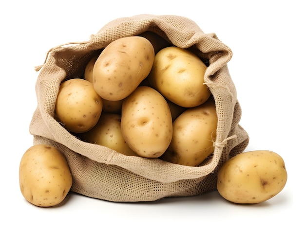 Patatas nuevas en bolsa de saco aisladas en blanco