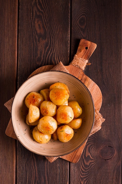 Patatas nuevas cocidas con eneldo en una mesa de madera enfoque selectivo primer plano tonificando a nadie