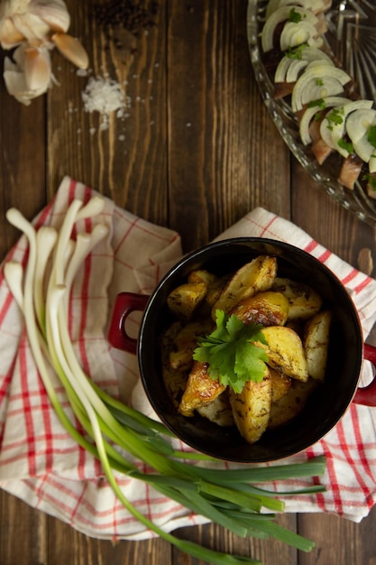 Foto patatas nuevas fritas con salsa y verduras con tomate arenque y cebolla verde