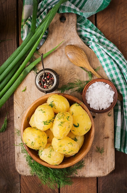 Patatas nuevas hervidas sazonadas con eneldo y mantequilla