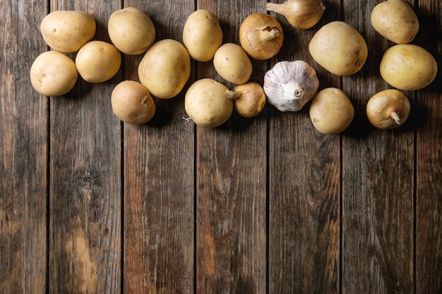 Patatas orgánicas crudas y cebolla