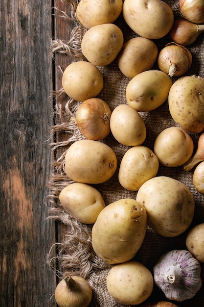 Patatas orgánicas crudas y cebolla