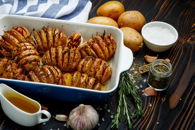 Patatas picantes al horno en una fuente para horno