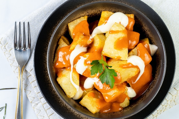 Patatas picantes en mesa de mármol