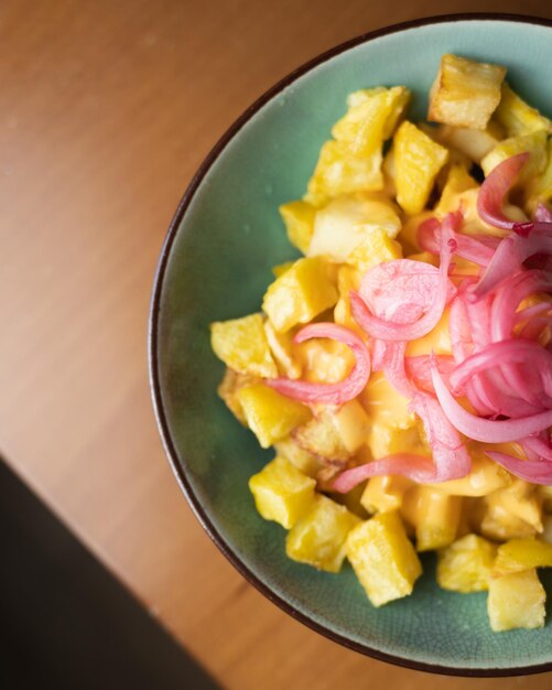 Patatas picantes con salsa de cebolla y queso