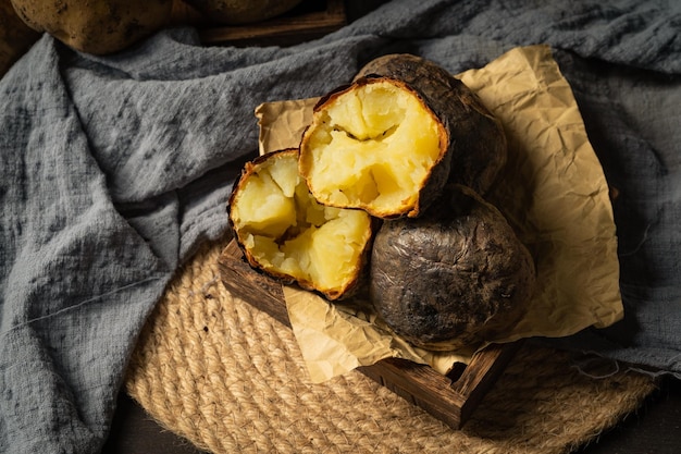 Patatas recién horneadas sobre un fondo oscuro