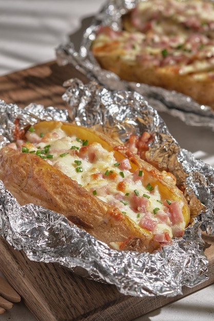 Patatas rellenas al horno con queso jamón y cebollino