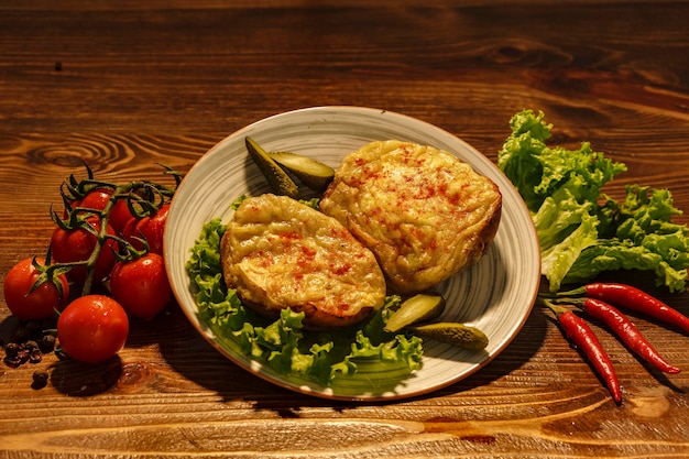 Patatas rellenas al horno con queso, pepino marinado y tomates cherry