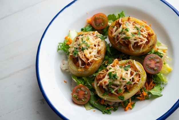 Patatas rellenas de carne picada y tomate y al horno con queso