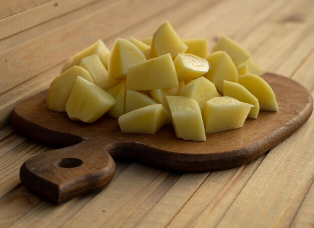 Patatas en rodajas Concepto de proceso de cocción Patatas naturales y frescas