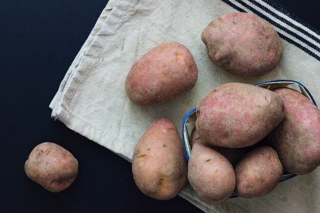 Patatas rojas frescas de la visión superior del concepto de la comida orgánica