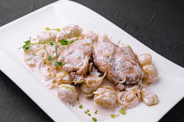 Patatas y salsa de pechuga de pollo en un plato