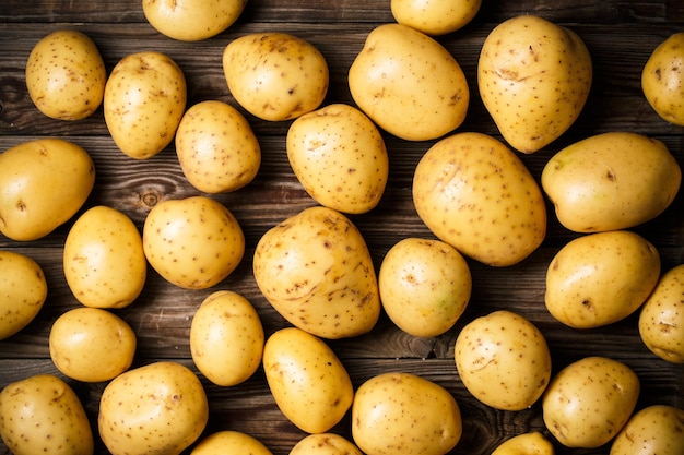 Patatas sobre fondo de madera