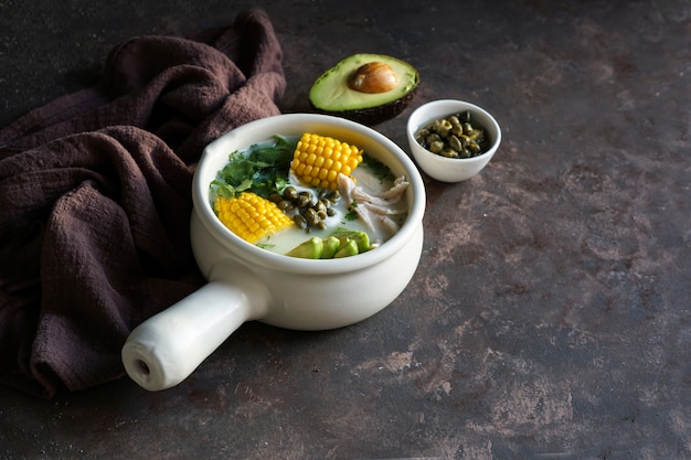 Patato y sopa de maíz Ajiaco Colombiano, común en Colombia, Cuba y Perú.