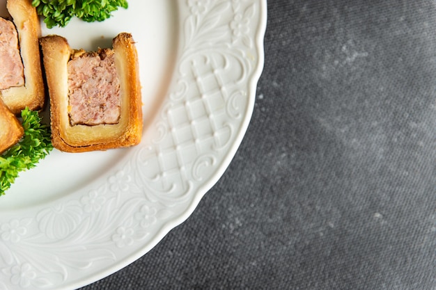 paté de carne croute masa cerdo o ternera, pollo comida francesa comida fresca comida merienda en la mesa