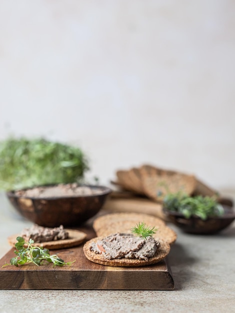 Paté casero de hígado de pollo o carne con galletas multicereales y microgreen