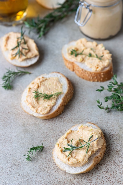 Paté casero para untar o mousse en frasco de vidrio con pan de molde y hierbas