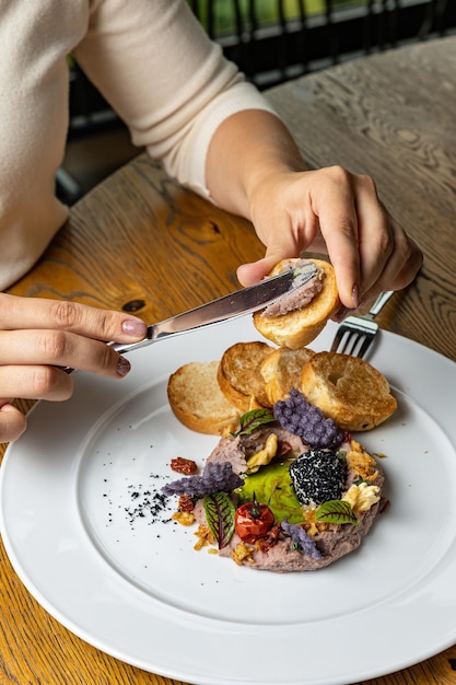 Foto patê com croutons em um restaurante