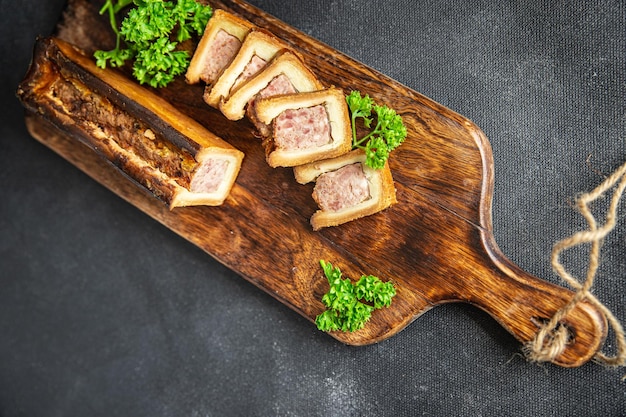 pate croute carne em teste comida francesa fresca refeição saudável comida lanche dieta na mesa cópia espaço