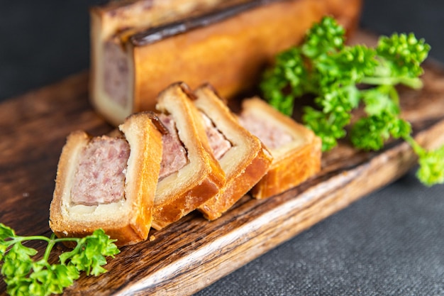 patê croute massa de carne carne de porco ou carne, frango comida francesa refeição fresca lanche em cima da mesa