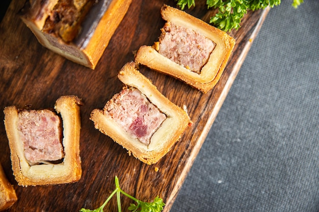 patê croute massa de carne carne de porco ou carne, frango comida francesa refeição fresca lanche em cima da mesa