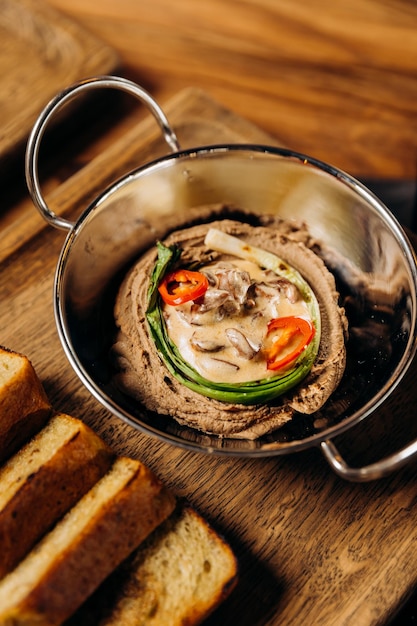 Pate de cogumelos em um prato com torrada na mesa do restaurante