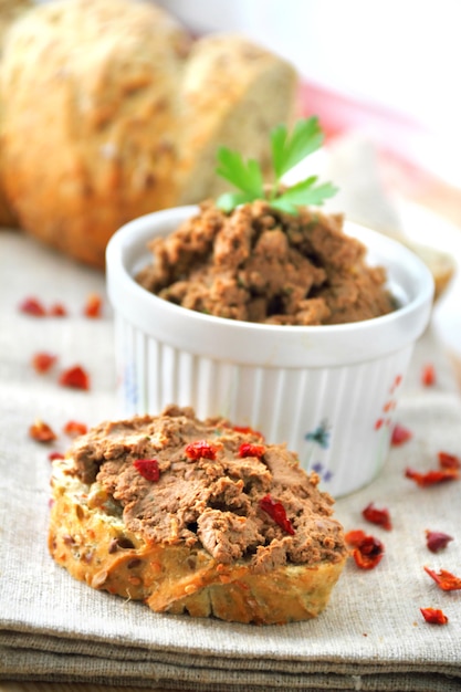 Patê de fígado com páprica com fatias de pão integral