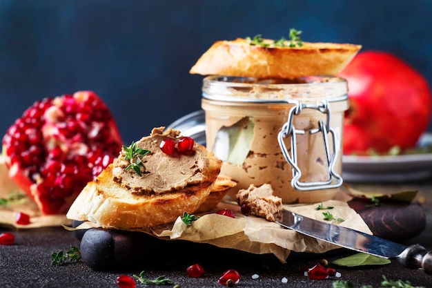 Patê de fígado de carne em pão torrado com sementes de frutas e especiarias erva marrom mesa de cozinha cópia espaço foco seletivo