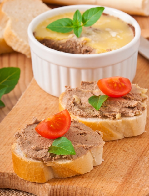 Patê de fígado de frango caseiro, manjericão e fatias de pão branco