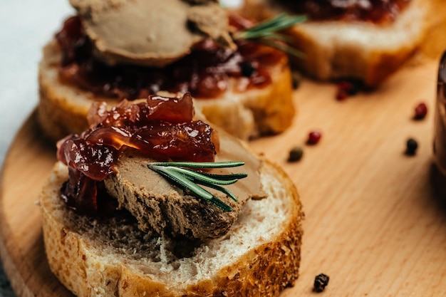 Patê de fígado de pato caseiro com geléia de cebola roxa aperitivos gourmet bruschetta de aperitivos italianos variados