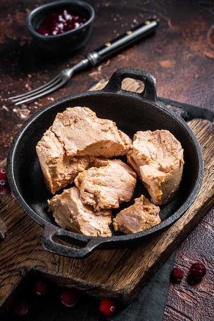 Patê de fígado de pato Franh Foie gras com geléia de mirtilo. Fundo escuro. Vista do topo.