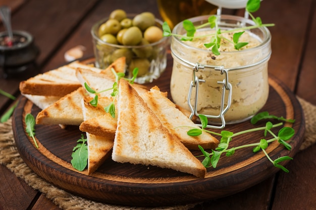 Pate frango - rillette, torrada e ervas em um prato