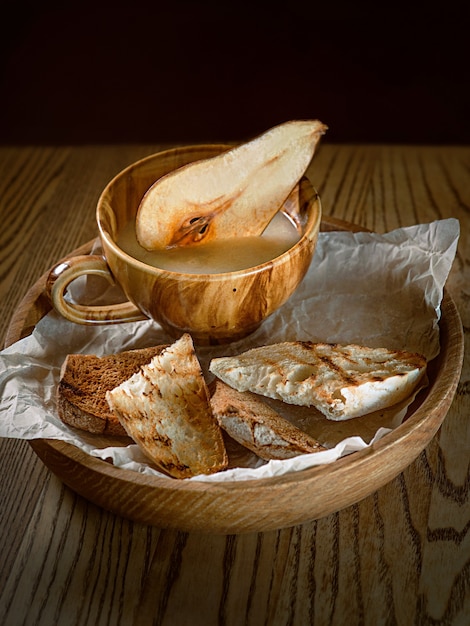 Paté de gelatina de aperitivo con pita y decorado con pera