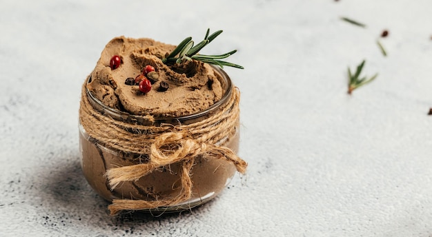 Paté de hígado de carne casero en un frasco de vidrio Receta de libro de cocina de dieta de menú de restaurante