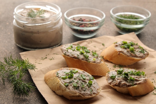 Paté de hígado casero con verduras sobre pan