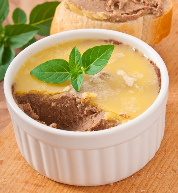 Paté de hígado de pollo casero, albahaca y rebanadas de pan blanco