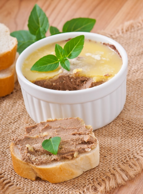 Paté de hígado de pollo casero, albahaca y rebanadas de pan blanco