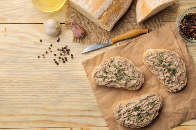 Paté de hígado de pollo casero fresco con hierbas para pan sobre una mesa de madera natural. Un sándwich. vista superior