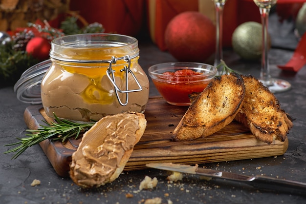 Paté de hígado de pollo en frasco y pan, enfoque selectivo