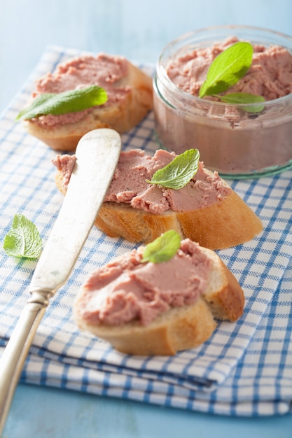 Paté de hígado de pollo saludable con salvia en frasco y pan