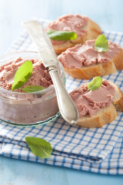 Paté de hígado de pollo saludable con salvia en frasco y pan