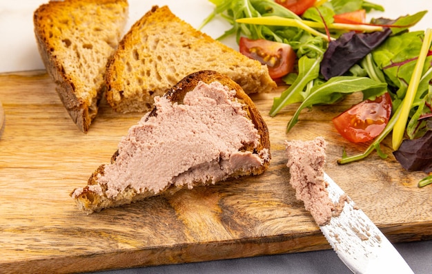 Paté de hígado sobre tostadas rebanadas