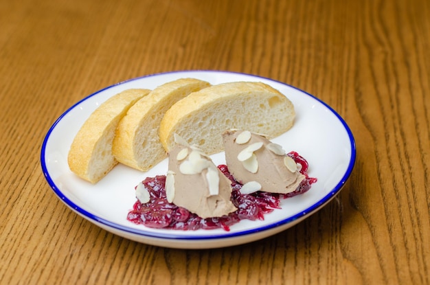 paté con pan en un plato sobre la mesa