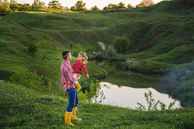 Paternidad familiar adopción de paternidad y concepto de personas padre y niña caminando en el parque