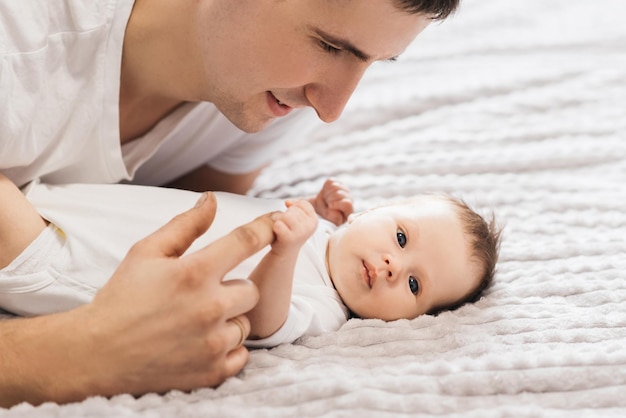 Paternidad familiar y concepto de personas padre feliz sosteniendo a su pequeña hija en casa